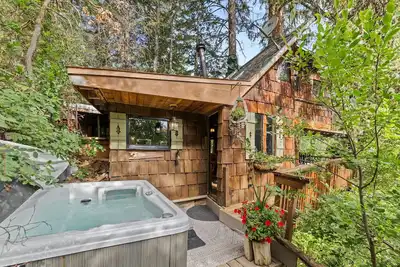 Image de World Famous Rocky Mountain Treehouse | Hot Tub