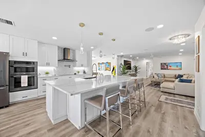 Image de Luxe Coastal Retreat - 4br w/ Pool, Hot Tub, Arcade & Work Space - 3 mi to beach