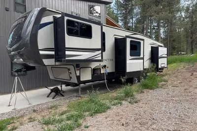 Image de Mountain-Modern Fifth Wheel Near Yellowstone