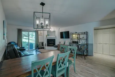 Image de New Listing! Recently-renovated condo across from the Fox shuttle stop!