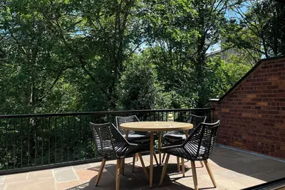Image de 🍃True City Centre Hideaway - Tranquil Family Home - Private Terrace & Views🍃