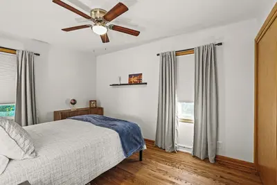 Image de Whispering Pines - Downtown 3br + Game Room & Yard