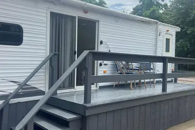 Image de Enjoy a little bit of country living in this park model two bedroom trailer home