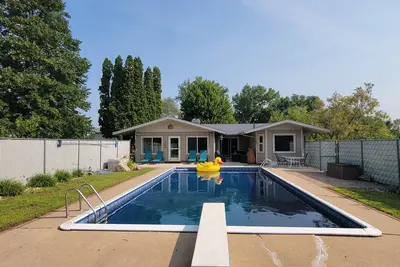 Image de West Sioux Falls Retreat - private 3-bedroom acreage with pool