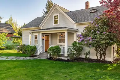 Image de The Viking House - One of Poulsbo’s Few Remaining Original Homes—Steps from Downtown!