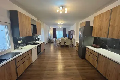 Image de 4 Bedrooms, 3 Bathrooms apartment