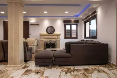 Image de Huge 5br Villa with Rooftop Lounge/Bbq Zone/Private Pool in delightful Chlorakas