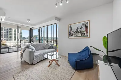 Image de South Bank Sleek! ~ 2Bed/2Bath/1Car/Pool!