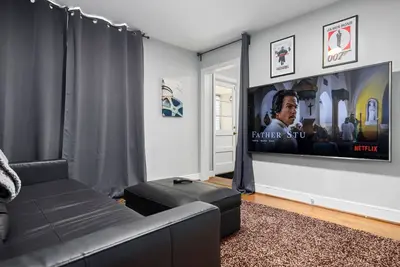 Image de Cozy 2bd/1bth +80\" Tv Movie Room