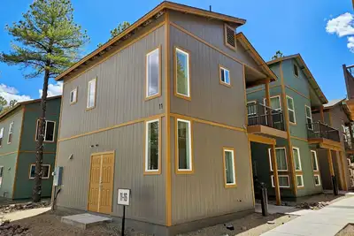 Image de *Brand New* Ponderosa Treehouse