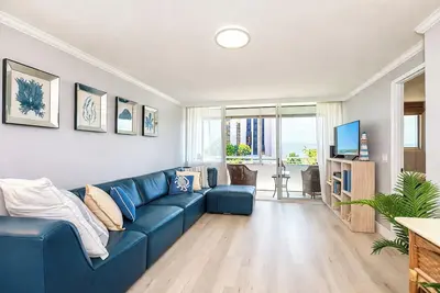 Image de Spacious 2br w/ Stunning Ocean Views – Walk to Beach & Ala Moana!