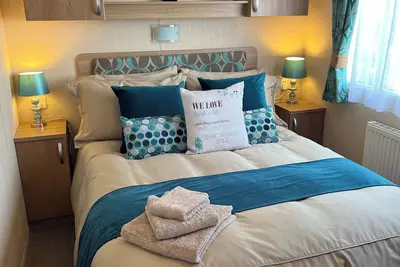 Image de Lovely 2-bedroom dog-friendly caravan + sea view on Rockley Park, Poole Harbour.