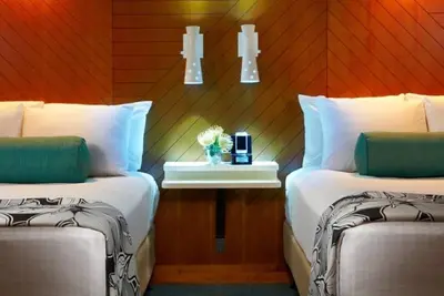 Image de Experience Waikiki’s Charm – 2 Rooms w/ Balcony | Free Breakfast | Onsite Pool