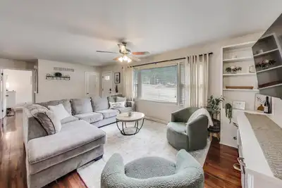 Image de Sunny Bay - Walk to Restaurants, Lake, Ice Cream | Sleeps 6 + Deck and Grill