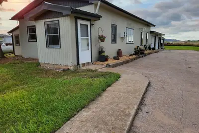 Image de Charming 2-bedroom vintage home with 2 car garage