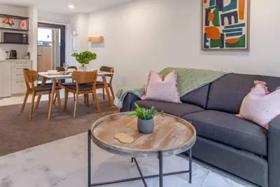 Image de Lovely and Bright 2 Bed 2 Bath Home