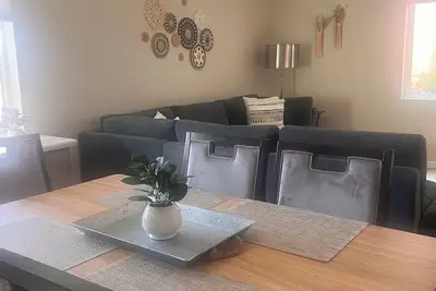 Image de Modern Retreat in Green Valley. Community Pool and Hot Tub a block away!