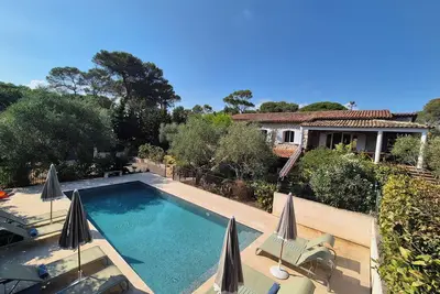 Image de Spacious 5-bDR villa with pool, sleeps 14, in Cannes, 10 mins to the beaches