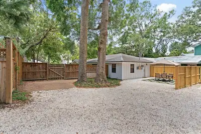 Image de Secluded 1 bed/1 bath 2 blocks from the beach and walkable to shops/restaurants.