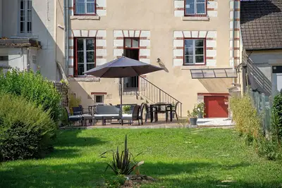 Image de Maison rénovée 2025 en bords Loire & grand jardin 6 chambres avec douche privée