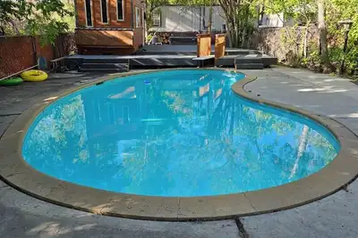 Image de Cozy Studio with a large deck shaded by trees. Access to the pool and hot tub.
