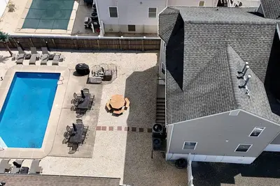 Image de Steps to Beach & Boardwalk! Luxe 7br Retreat - sleeps 19 - w/ Deck + Heated Pool
