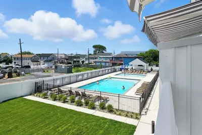 Image de Large 4-bedroom new construction townhome with heated Pool in Wildwood
