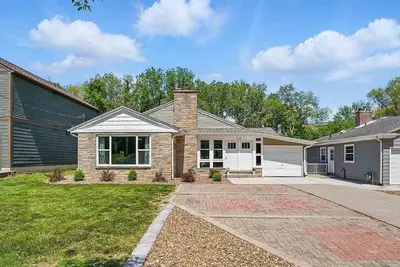 Image de Ultimate 5-bedroom Hawkeye Tailgate Spot – Steps from Kinnick Stadium!