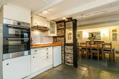 Image de Primrose Cottage is a beautifully restored 400-year-old gem