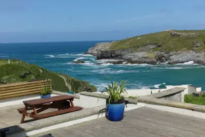 Image de Surfside, a spacious and beautifully presented beachfront home