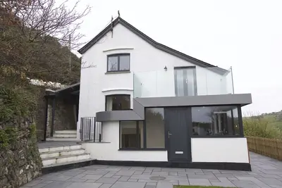 Image de Pentreath is a spacious and stylish five-bedroom retreat sleeping up to 10 guests