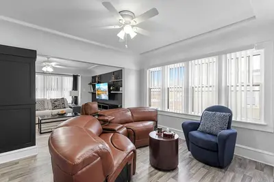 Image de Amazing 2 king bedrooms / Near Downtown Milwaukee/ Free parking/ Wi-Fi/ Netflix