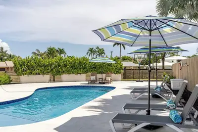 Image de 4br Coastal Luxury Oasis on the Golf Course with Pool and Putting Green!