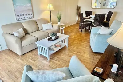 Image de Walk to beach - Pool & Tennis steps away-No stairs