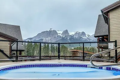 Image de 270° Mountain View Corner Penthouse • 3br/3ba