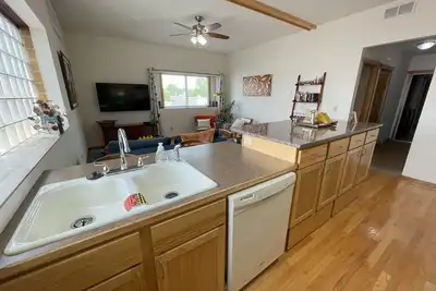 Image de Historic 1893 Brewhouse Solarium Loft – Sun‑Drenched Mid‑Century Modern Retreat