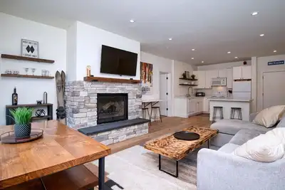 Image de Fully-remodeled stylish 2br condo, steps to lifts
