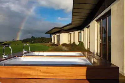 Image de Off-Grid Luxury - Soak In The View