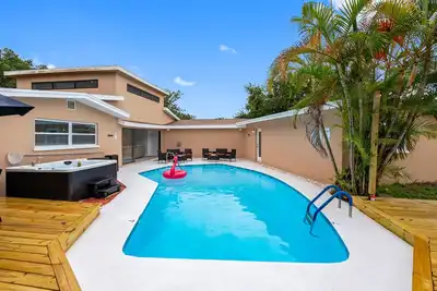 Image de 5br + Private Pool & Hot Tub | 15 Min to Clearwater Beach | Sleeps 10