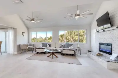 Image de Luxury Home with Deeded Private Beach Access in Sanibel Island