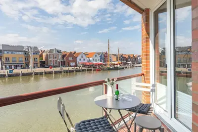 Image de With a view of the Husum inland harbor, this stylishly furnished vacation apartment offers