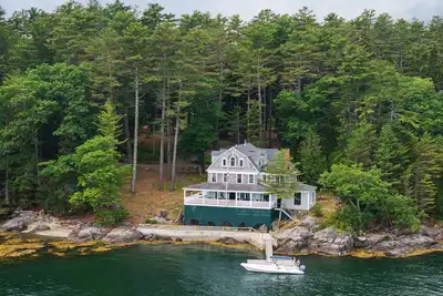 Image de Waterside Parker Point Gem with Signature Dining Room & Wrap Around Porch