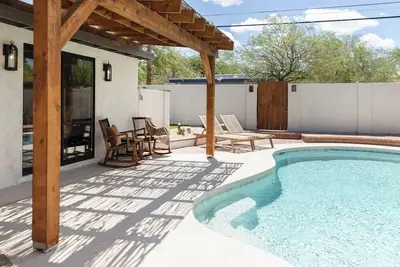 Image de Gorgeous 3br/2bath home with 1br/1bath casita w/ plenty of space to relax.