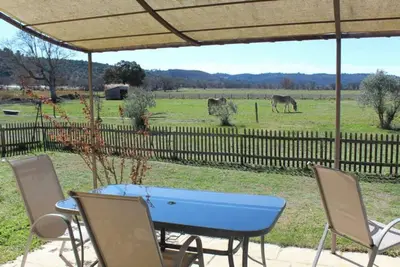 Image de Gîte 'Le Petit Étang' avec piscine partagée, terrasse privée et climatisation