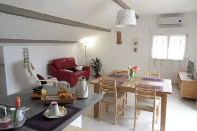Image de Gîte 'Fleur De Thym' avec piscine partagée, terrasse commune et climatisation
