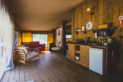 Image de Glamping Ohashi is a luxurious Bedouin-style tent with an integrated kitchen