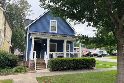 Image de Charming 3 Br 2 Ba farmhouse less than 2 mi to campus & 3 doors from Starbucks.