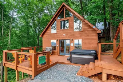Image de *Rustic 3bd Cabin w/ Hot Tub! Arcade + Location! *