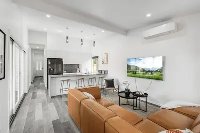 Image de Stylish Inner-City Stay!