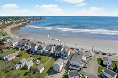 Image de Marvelous 7-bedroom home on Long Sands Beach!